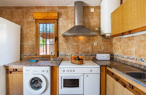 Padul House | Holiday Home 'Ladera De Los Molinos' with Mountain View, Pool, Garden & Wi-Fi