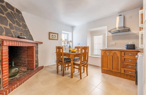 Quentar House | Holiday Home 'Planta Baja' with Private Terrace and Air Conditioning