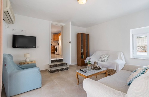 Quentar House | Holiday Home 'Planta Baja' with Private Terrace and Air Conditioning