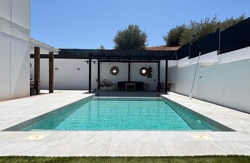 Albolote House | Holiday Home 'Your Private Paradise with Pool' with Mountain View, Wi-Fi and Air Conditioning