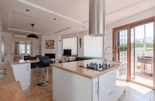 La Zubia Villa | Homerez - Spacious Villa in Granada with Private Pool and Jacuzzi