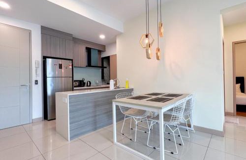 Maluri Apartment | KL V Residence I with Balcony I 吉隆坡双威伟乐城民宿-附有阳台 I Walking distance to MRT & Mall & Nanjing Street I 马中英服务 I Malay English Chinese