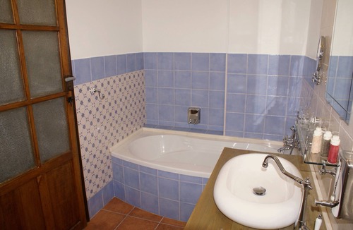 Murchas Bed & Breakfast | La Cañota King Room Adults Only, bedroom and ensuite bathroom, WIFI, swimming pool