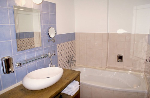 Murchas Bed & Breakfast | La Cañota King Room Adults Only, bedroom and ensuite bathroom, WIFI, swimming pool