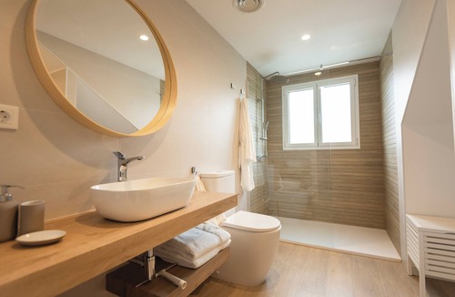 Barrio de la Vega Apartment | Loft apartment with balcony in the neighborhood of Monachil