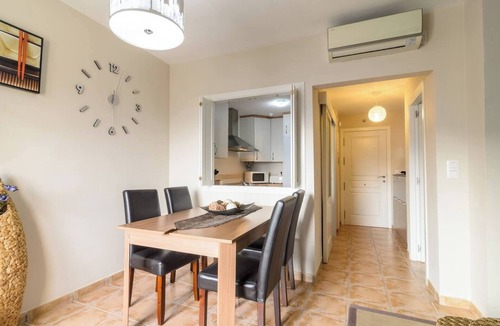 Velez de Benaudalla Apartment | Lujoso Apartamento Climatizado con Tres Piscinas, Parking Gratuito e Internet