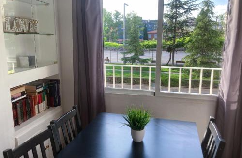 Cervantes Apartment | Luninoso y práctico apartamento en el centro con amplio parking incluido