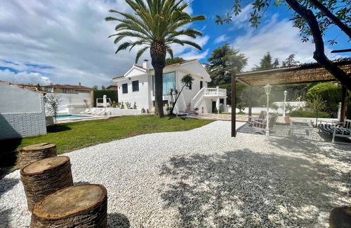 Peligros Ski Chalet | Luxury Retreat in Monteluz: Pool, Gardens & Privacy. Granada