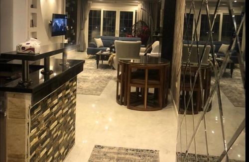 Cairo Apartment | Nile & Pyramids