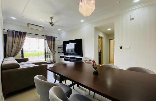 Bukit Jelutong Apartment | Orak Villa Homestay at Suria Residence