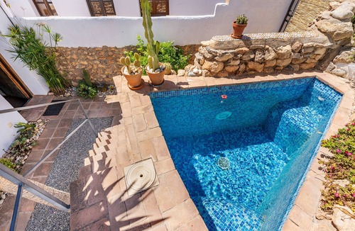 Albunuelas House | Pet-Friendly Cottage 'Casa Escondida' with Mountain View, Pool & Wi-Fi