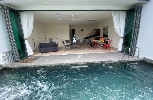 Kampung Pulau Meranti House | Puchong New Private Pool & Jacuzzi up to 30 Pax