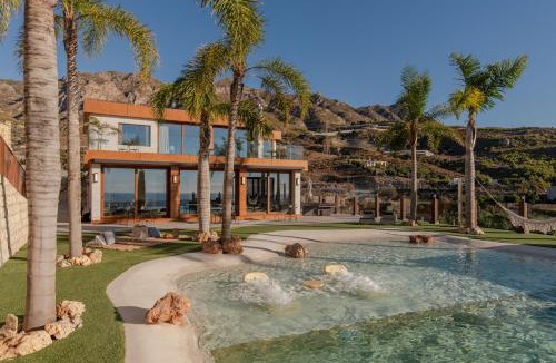 Molvizar Villa | RentitSpain Villa Playa Cristal Vista al Mar, Piscina, Jacuzzi y Lujo