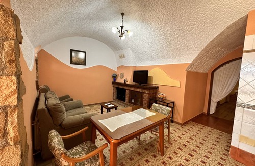 Benalua de Guadix Apartment | Romantic 1 bedroom cave for couples