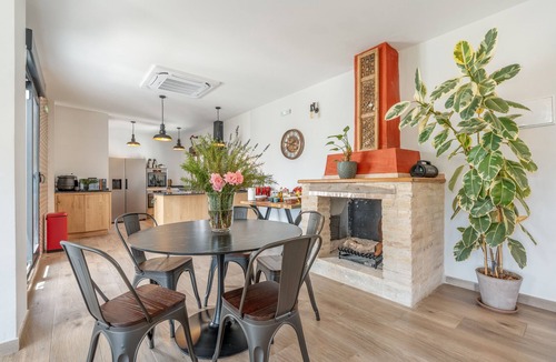 Murchas Apartment | Room 'La Boheme 4' with Mountain View, Wi-Fi and Air Conditioning