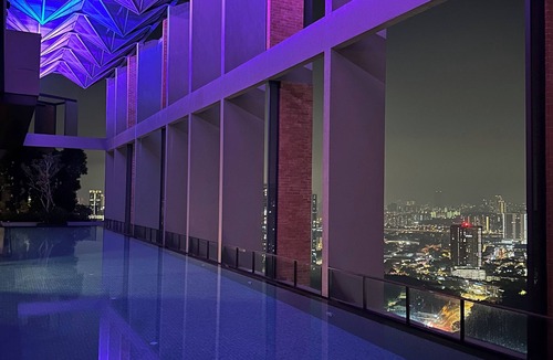 Taman United Apartment | Spacious Apartment with Sky-pool ! Free Shuttle to Mid Valley & KL Sentral