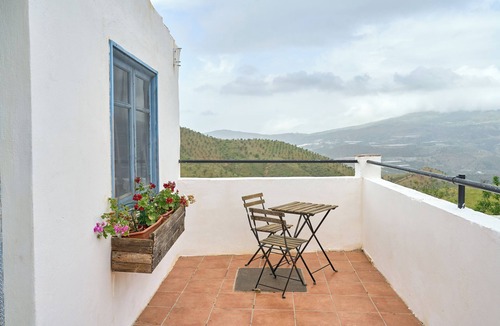 Rubite Apartment | Studio Apartment 'The Vine' with Mountain View, Shared Pool and Wi-Fi