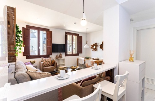 Central District Apartment | Stunning 2-bedroom apartment near Cathedral. Zacatin 303