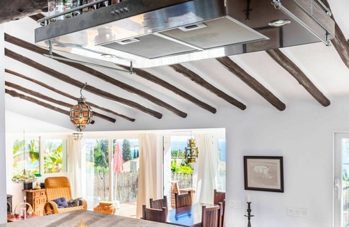 Salobrena House | Stunning private villa for 6 guests with WIFI, A/C, TV, terrace, pets allowed and parking