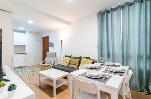 Plaza de Toros-Doctores-San Lazaro Apartment | Stylish Family Apartment with Free Parking in Granada