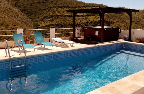 Rubite Apartment | The Vine Studio - Overlooks a Spanish vineyard