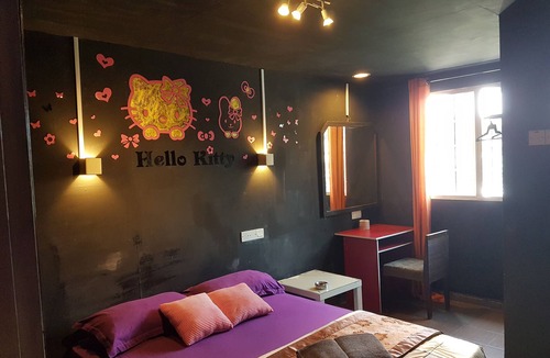 Chinatown Hostel | This hotel is next to mrt pasar seni station