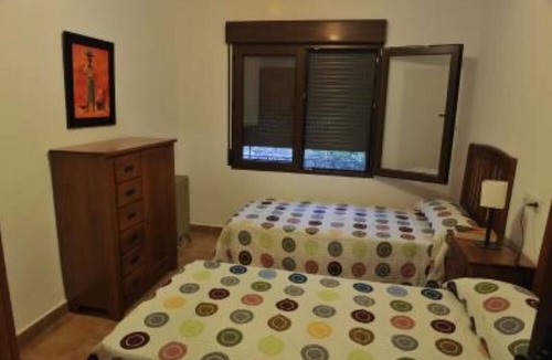 Barrio de la Vega House | villa with tennis court, pool, garden