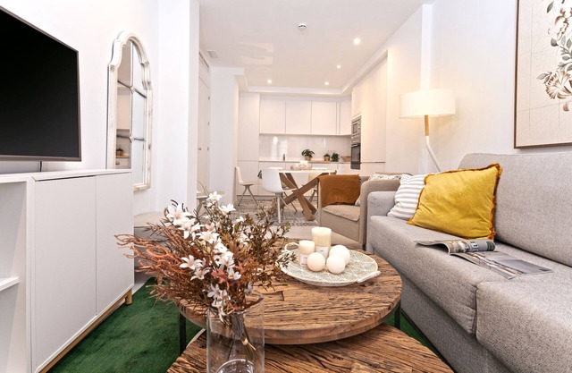 Pretty two-bedroom apartment near the Cathedral. Zacatin 203