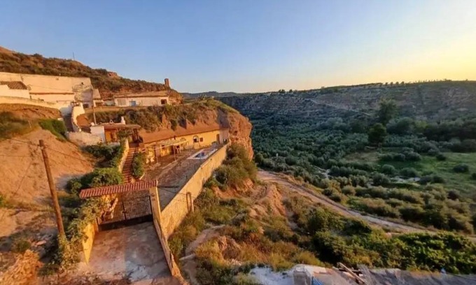 Freila House | 305 m² House ∙ 5 bedrooms ∙ 10 guests