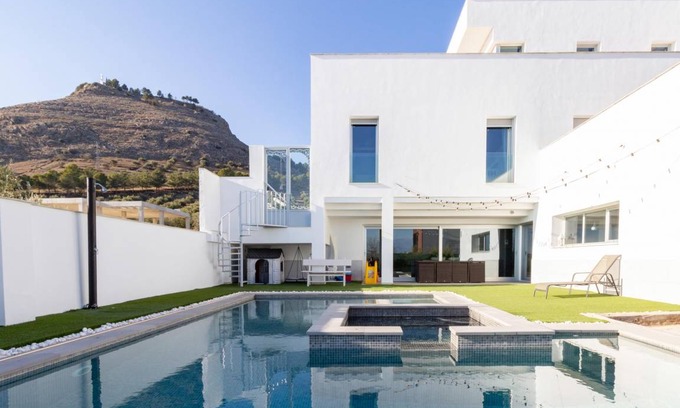 Atarfe Villa | 360 m² Villa ∙ 4 bedrooms ∙ 9 guests
