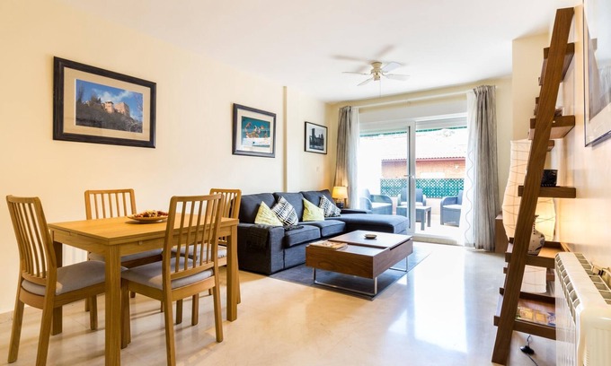 Granada City Center Apartment | Apto Paseo del Salón. Central penthouse with a large terrace.
