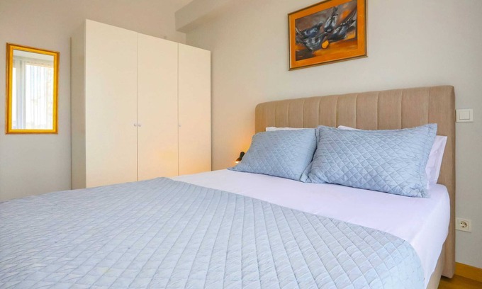 Kadikoy Apartment | Business-Friendly Residence with Pool in Fikirtepe