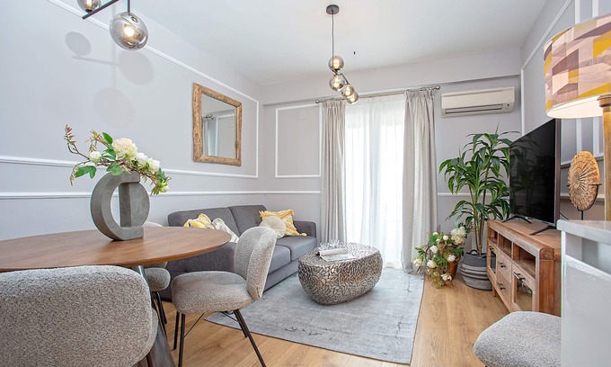 Granada City Center Apartment | Centric Apartment with Terrace and Parking. Amira