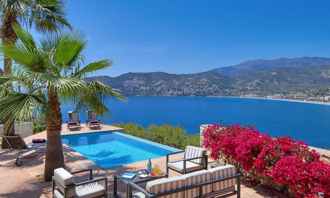 Almunecar Villa | Fabulous 4 bedroom villa with private pool and amazing views of the bay