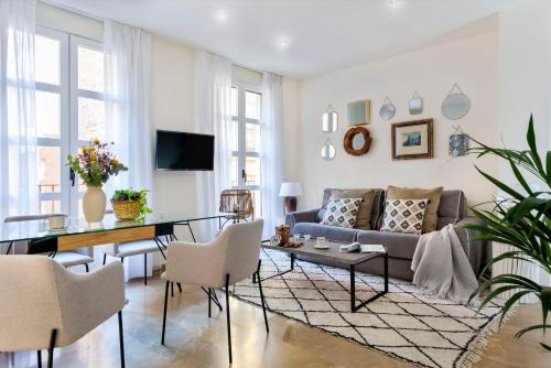 Central District Apartment | Genteel Home Reyes Católicos