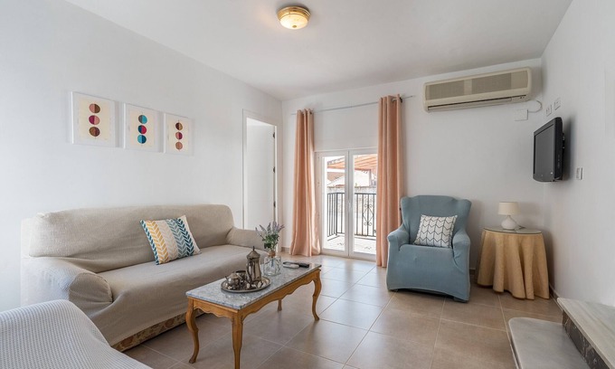 Quentar House | Holiday Home 'Planta Baja' with Private Terrace and Air Conditioning