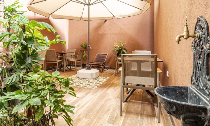 Rasimpasa House | Hotel Room w Garden Near Moda and Kadikoy Square