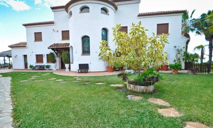 Salobrena Villa | Luxury villa private pool, jacuzzi, bbq and garden