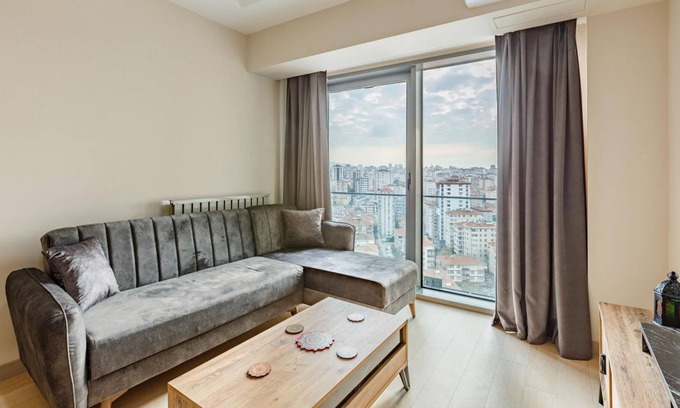 Kadikoy Apartment | Modern Apartment with Great City View in Kadikoy
