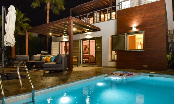 Almunecar Villa | Modern property with a private pool