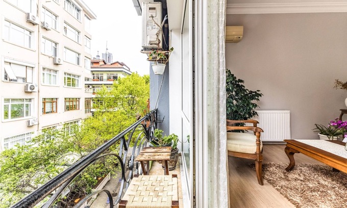 Moda Apartment | Sleek Flat w French Balcony at heart of Kadıkoy