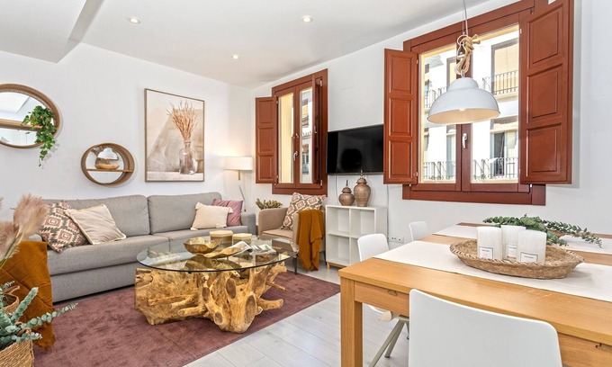 Central District Apartment | Stunning 2-bedroom apartment near Cathedral. Zacatin 303