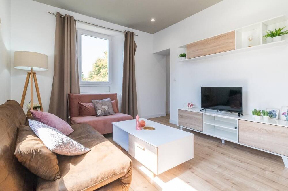 Cervantes Apartment | Apartment in a restored mansion in Granada.