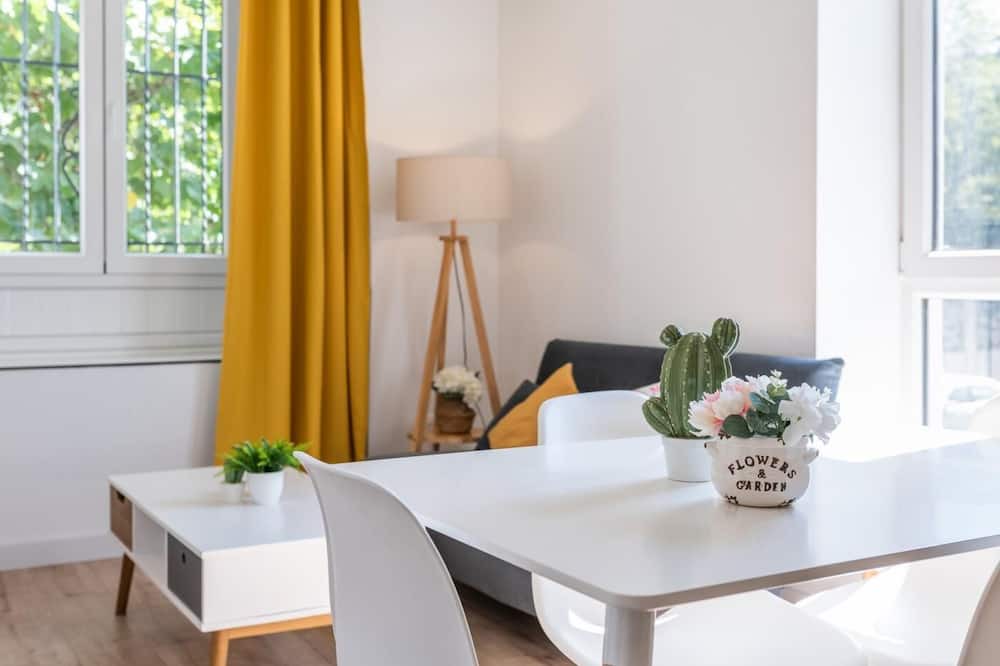 Cervantes Apartment | Apartment in a restored mansion in Granada.