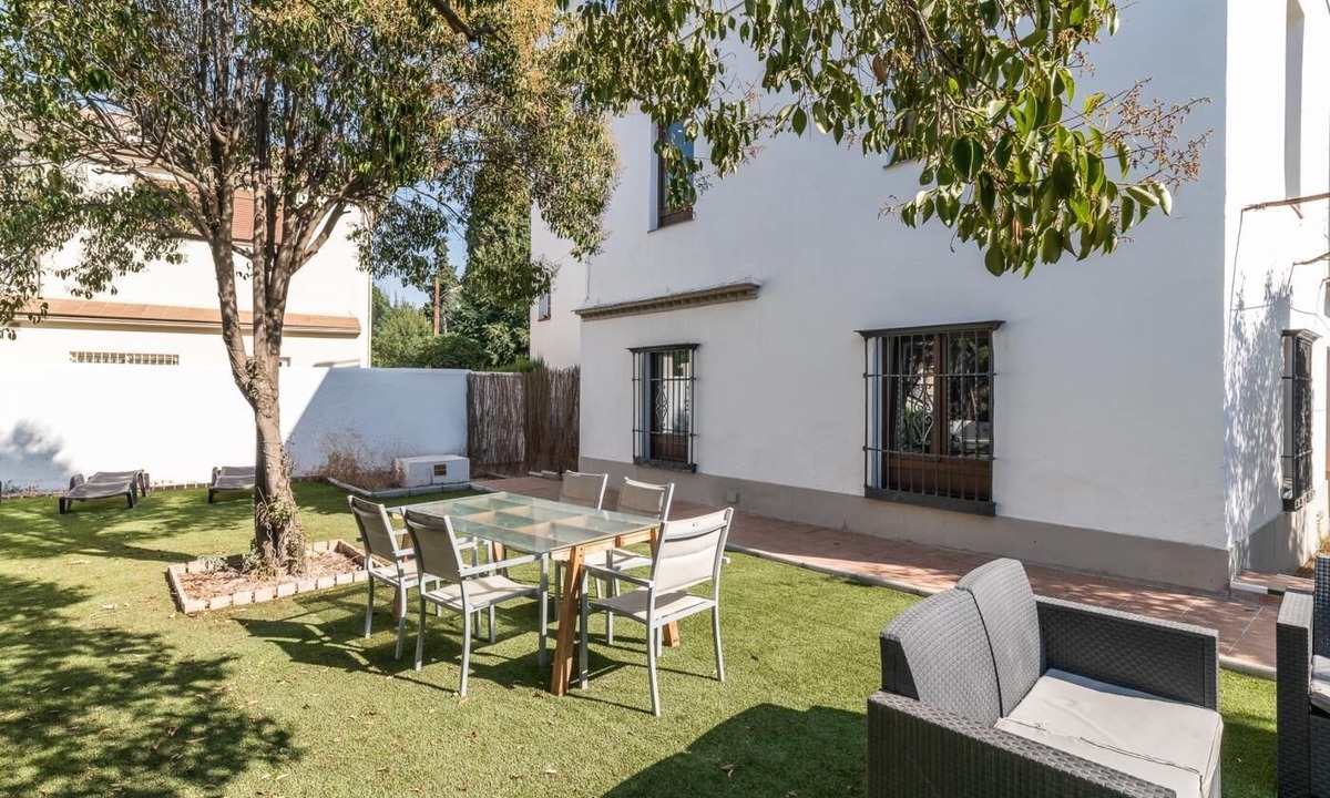 Cervantes Apartment | Apartment in a restored mansion in Granada.