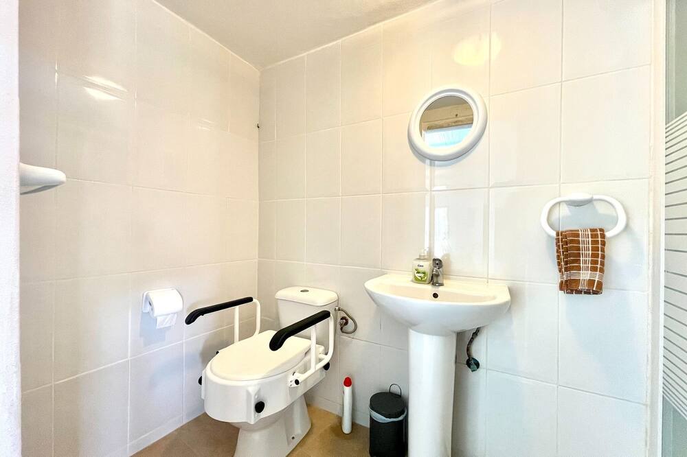 Photo of Bathroom in Cullar