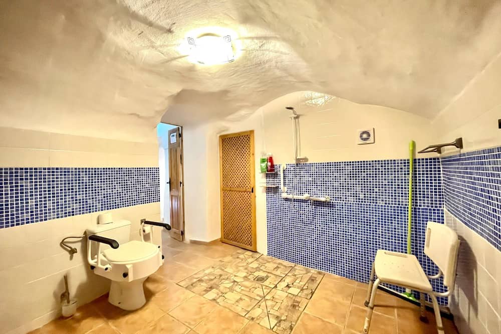 Photo of Bathroom in Cullar