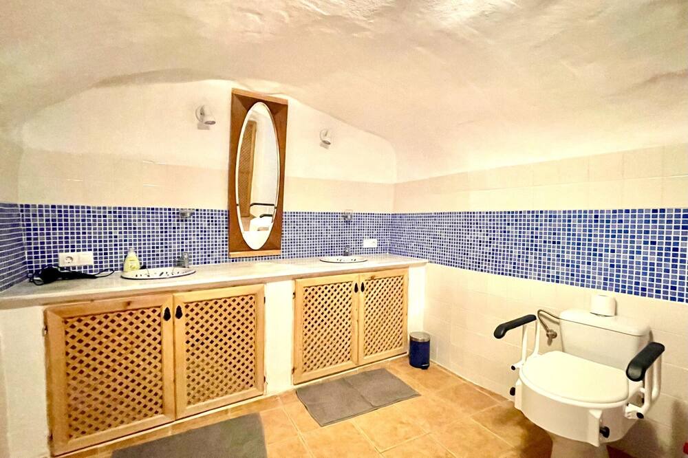 Photo of Bathroom in Cullar