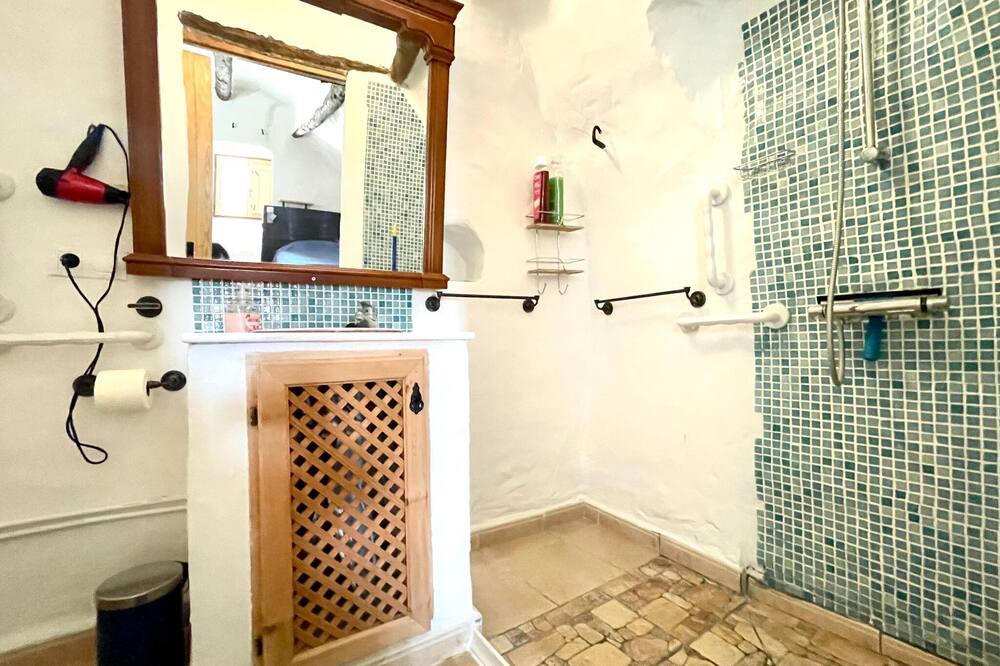 Photo of Bathroom in Cullar