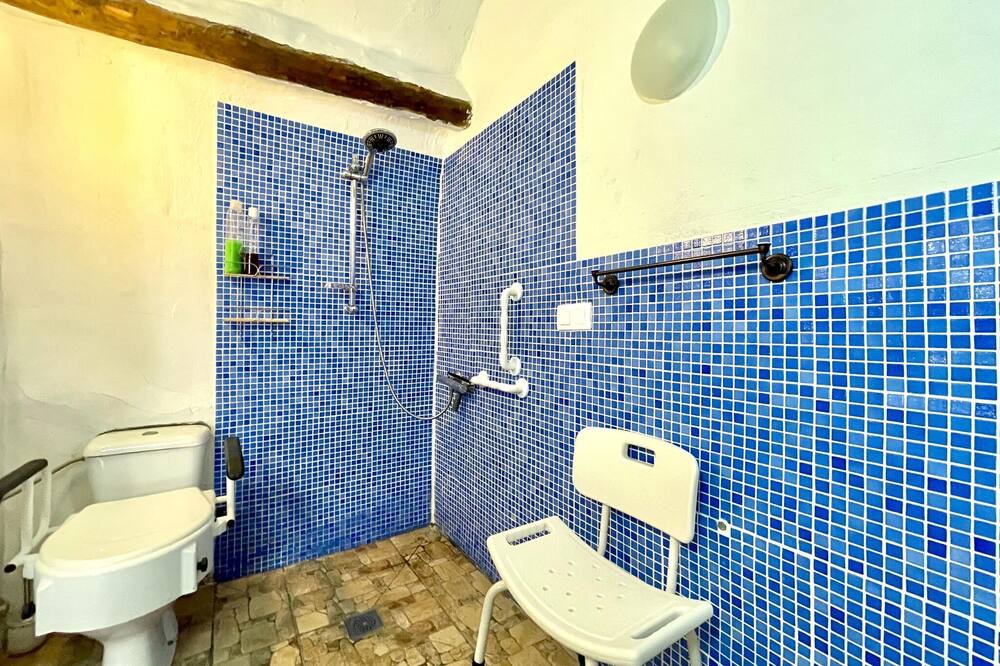 Photo of Bathroom in Cullar